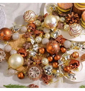 Detailaufnahme von erdfarbenem Weihnachtsschmuck mit Kugeln, Sternen und Herzanhängern