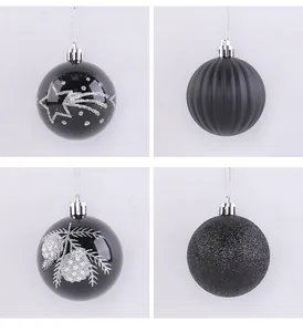 Set mit vier schwarzen Weihnachtskugeln in verschiedenen Oberflächen und Mustern