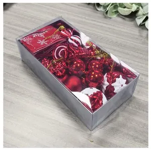 Detailansicht eines rot-weißen Weihnachtsbaumschmuck-Sets in einer Klarsichtverpackung.