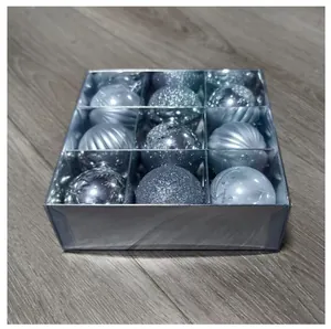 Silberne Weihnachtskugeln im 12-teiligen transparenten Geschenkset mit Texturen.