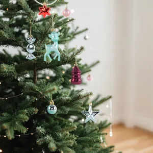 Assortimento di ornamenti creativi per alberi di Natale con renne e decorazioni a stella