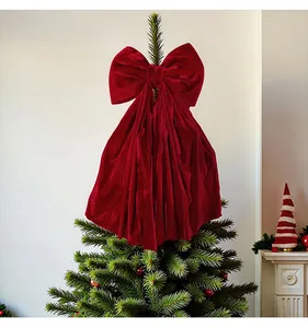 Große burgunderrote Samtschleife als festlicher Baumschmuck für den Weihnachtsbaum