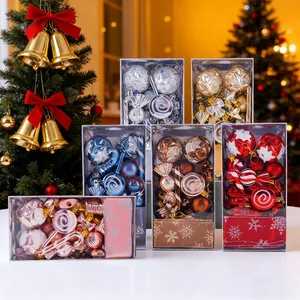 Set mit sortierten Weihnachtskugeln und Zuckerstangen in festlichen Geschenkkartons für Bäume.