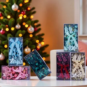 Confezioni regalo di decorazioni per l'albero di Natale con renne e stelle per le feste