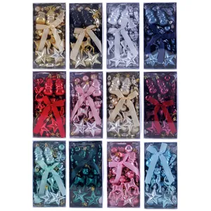 Set di diverse scatole regalo di ornamenti natalizi colorati con stelle renne e palline di Natale