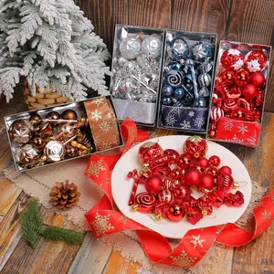 Weihnachtskugel-Set mit Zuckerstangen und bemalten Ornamenten für festliche Baumdekoration.