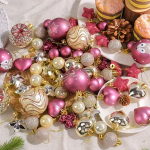 Festliches Weihnachts-Deko-Set mit rosa und goldenen Kugeln sowie Sternen