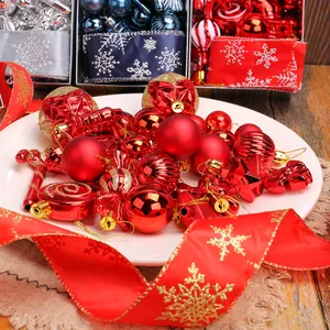 Festliches rotes Weihnachts-Ornament-Set mit Zuckerstangen und Sternen auf dekorativem Teller