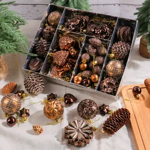Set de décorations de Noël en bronze avec pommes de pin et boules à facettes