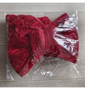 Detailansicht der großen weinroten Samtschleifen-Deko in einer klaren Schutzverpackung