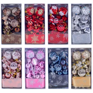 Weihnachtsschmuck-Geschenkboxen mit Kugeln, Süßigkeiten und Stöcken in mehreren Farben