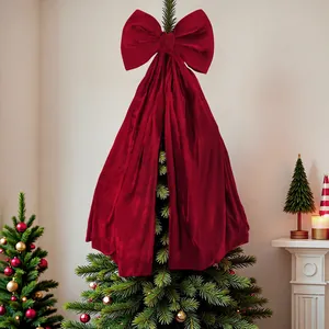 Große burgunderrote Samtschleife für den Weihnachtsbaum als festliche Deko
