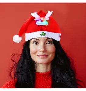Gros plan d'un bonnet de Noël rouge festif orné d'un renne à LED brillants et colorés