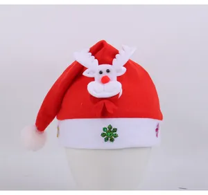 Bonnet de Noël rouge festif avec renne blanc et détails de flocons pailletés