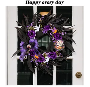 Detail eines Halloween-Kranzes mit lila Rosen und Gespenstern an einer weißen Tür