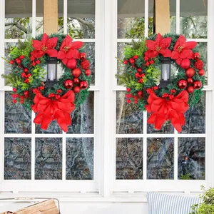 Ghirlande natalizie tradizionali con lanterna, poinsettie e fiocchi sulle finestre