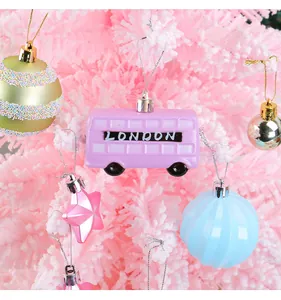Macaron-Weihnachtsschmuck-Set mit lila London-Bus und pastellfarbenen Kugeln am rosa Baum