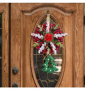 Festlicher Türkranz zu Weihnachten mit rot-schwarz karierter Schleife und Filzbaum