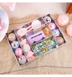 Detailansicht des rosa Macaron-Weihnachtsschmuck-Sets in einer silbernen Geschenkbox.