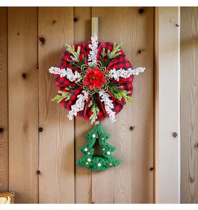 Detailansicht eines rustikalen Weihnachtskranzes mit einem Anhänger aus grünem Filz