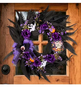 Detailansicht des gruseligen Halloween-Kranzes mit lila Rosen und schwarzen Blättern.