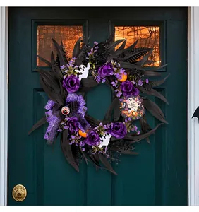 Halloween-Kranz mit lila Rosen, schwarzen Blättern und Geist-Deko für die Haustür.