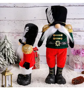 Dettaglio di due gnomi soldato schiaccianoci in peluche con decorazioni natalizie festive.