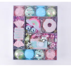 Weihnachtsanhänger-Set in Macaron-Farben mit Süßigkeiten-, Regenbogen- und Sternform.