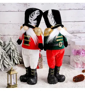 Bella coppia di gnomi soldati natalizi festosi sulla neve con decorazioni natalizie
