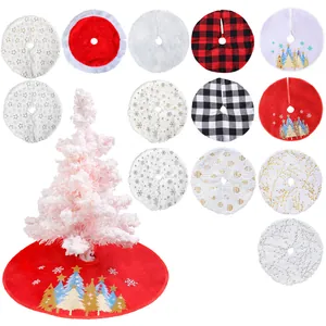 Set aus 38 cm großen Mini-Weihnachtsbaumdecken aus Plüsch mit Karos und Sternmustern.