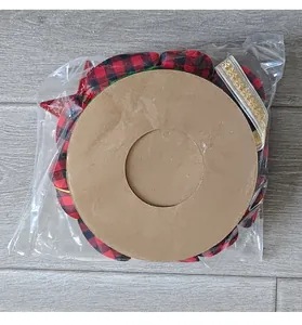 Detailansicht eines rot-schwarz karierten Weihnachtskranzes in transparenter Verpackung