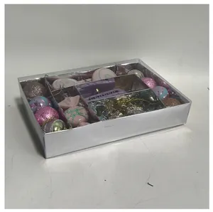 Detailansicht des Weihnachtsornament-Sets mit Süßigkeiten und Macarons in Silberbox