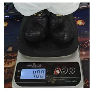 Primo piano che mostra il peso di 400g della bambola soldato di Natale senza volto