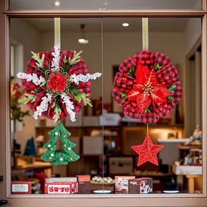 Festliche Weihnachtskränze mit Baum- und Sternanhängern für die Fensterdekoration