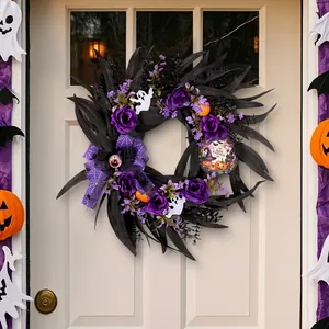 Gruseliger Halloween-Kranz mit schwarzen Blättern, lila Rosen, kleinen Geistern und Kürbissen
