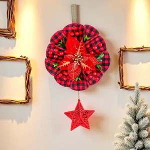 Festlicher rot-schwarzer Weihnachtskranz mit Weihnachtsstern und rotem Sternanhänger.