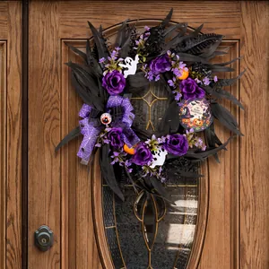 Gruseliger Halloween-Kranz mit lila Rosen und schwarzen Blättern für Haustürdeko