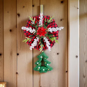 Weihnachtskranz mit rot-schwarzem Karomuster und grünem Weihnachtsbaum-Anhänger