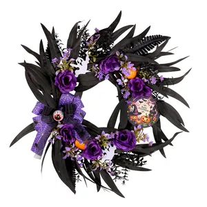 Künstlicher Halloween-Kranz mit lila Rosen und schwarzen Blättern auf weißem Grund.
