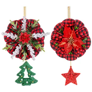 Festliche rot-schwarze Weihnachtshänger mit Karomuster und Baum- sowie Sternanhängern