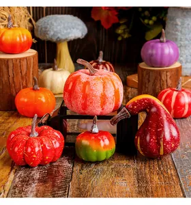 Kleurrijke kunstmatige schuim pompoenen voor Halloween en herfstoogst decoraties