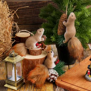 Scoiattoli realistici in schiuma con code soffici e pigne per decorare l'albero di Natale