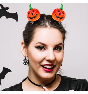 Barrettes à cheveux citrouille Halloween avec sourires amusants portées par un modèle