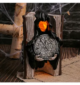 Dettaglio lampada libro mietitore in resina con cappuccio luminoso e orologio Halloween.