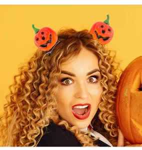 Vue détaillée d'une femme portant des barrettes citrouille pour sa coiffure d'Halloween.