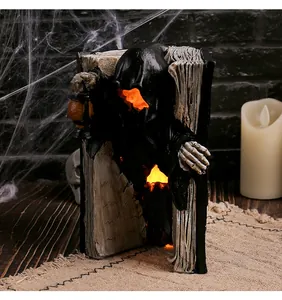 Primo piano del mietitore luminoso che esce da un libro antico per Halloween