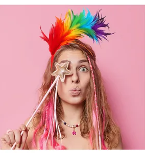 Modèle portant un serre-tête en plumes arc-en-ciel pour les fêtes de festival