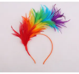 Gros plan sur les plumes arc-en-ciel éclatantes d'un serre-tête de fête festif et coloré