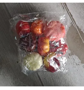 Gedetailleerd overzicht van kunstmatige schuimpompoenen en groenten in plastic verpakking