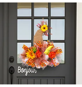 Vue détaillée d'une couronne d'automne avec tournesols et poupée gnome sur une porte